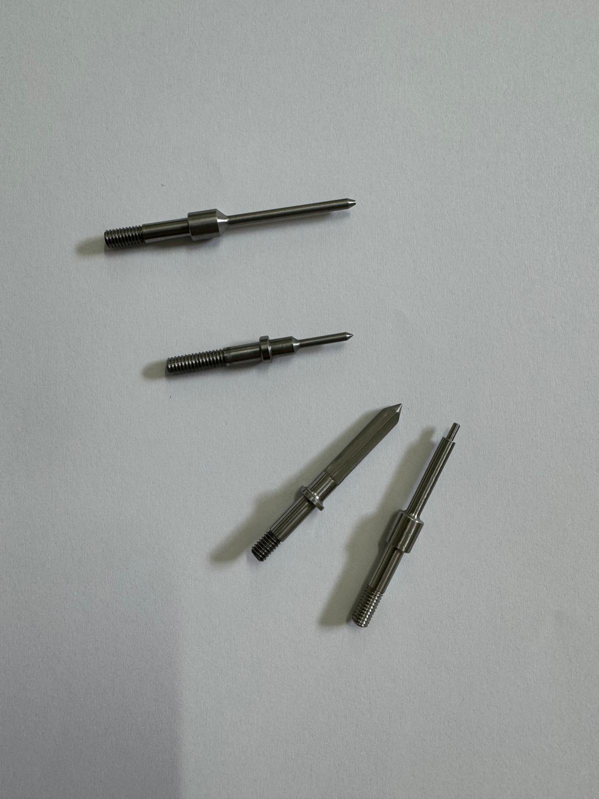 Centering/connecting pins